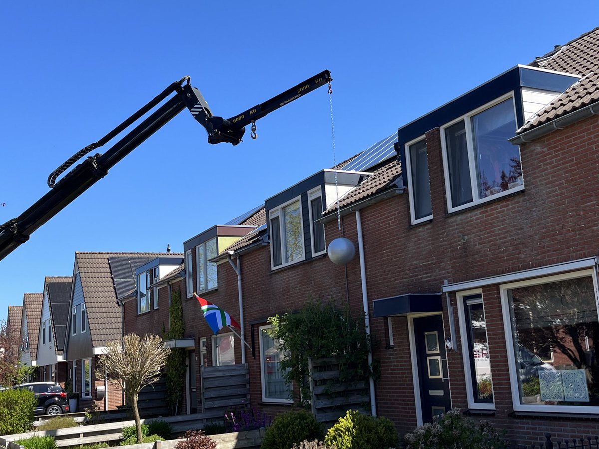 KorBerghuis's tweet photo. Vanmiddag in Uithuizen in de Aak waar 21 blokjes huizen voor sloop/nieuwbouw in aanmerking komen en 2 blokjes identieke woningen niet. Terecht dat bewoners aan de bel trekken. 
De sloopkogel hangt er al nu nog de gelijke behandeling. #isnietuitteleggen https://t.co/kw287gHFeo