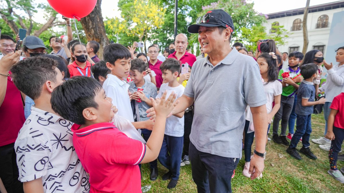bongbongmarcos's tweet photo. Upang makapaghatid ng ligaya sa mga kabataan, isang masayang Sports Day sa Malacañang ang inihandog ng ating First Lady Liza Marcos!

Ito ay pinaunlakan ng Basketball Hall of Famer na si @YaoMing at Boxing World Champion na ating kaibigang si @MannyPacquiao. Nagsilbi rin itong pagkakataon upang makapaglibang at makapagpahinga ang mga kabataang nakilahok sa aktibidad.