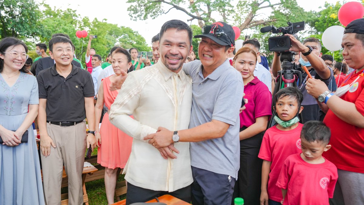 bongbongmarcos's tweet photo. Upang makapaghatid ng ligaya sa mga kabataan, isang masayang Sports Day sa Malacañang ang inihandog ng ating First Lady Liza Marcos!

Ito ay pinaunlakan ng Basketball Hall of Famer na si @YaoMing at Boxing World Champion na ating kaibigang si @MannyPacquiao. Nagsilbi rin itong pagkakataon upang makapaglibang at makapagpahinga ang mga kabataang nakilahok sa aktibidad.