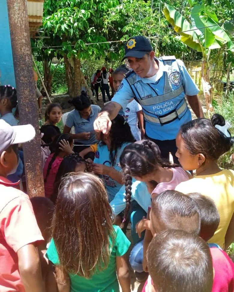 polimonagas2's tweet photo. #29Abr En el marco de la Gran Misión Cuadrantes de Paz que impulsan el Min @CeballosIchaso1 y el Gob @ErnestoLunaPsuv este viernes el SPC de PoliMonagas se desplegó en los mcpios Maturín, Caripe y Sotillo.
@Visipol_MIJP https://t.co/QO30XeKcig