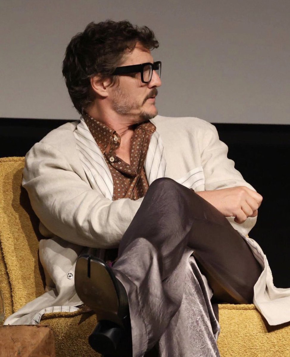 pedropascalbra's tweet image. 22h o pai esperando o genro se tocar pra ir embora: 

- a hora passou voando hoje né?!