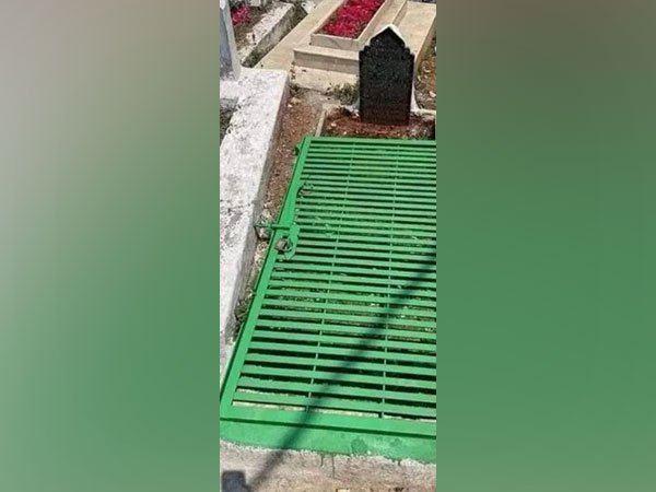 GroundRealityN1's tweet photo. #Ground_Reality_News..
#Shocking |Pakistani parents lock daughters' graves to avoid rape https://t.co/XwRkY0FWNw