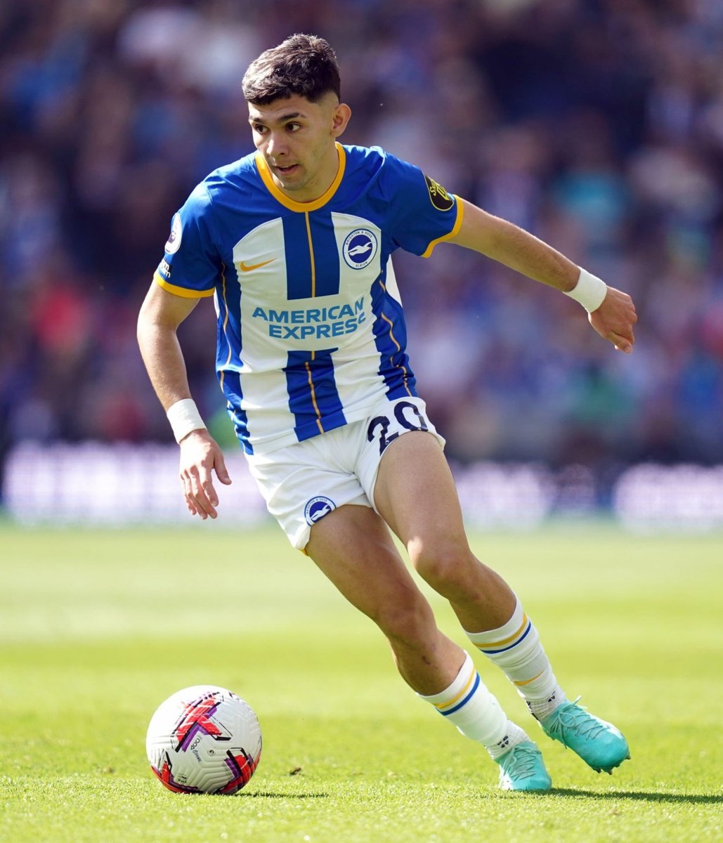 Con 19 años y 96 días, Julio Enciso se acaba de convertir en el futbolista sudamericano más joven en dar dos asistencias, en un mismo partido, de la Premier League.

💎 Indescifrable con su gambeta.