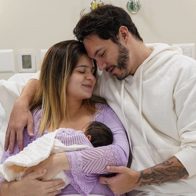choquei's tweet photo. 🚨FAMOSOS: Viih Tube explica por que não mostra o rosto da filha e cita Virgínia: 

“Não quero que a Lua passe pelo que a Virginia passou com a Maria Flor. O povo começou a falar mal de um bebê que é a coisa mais linda do mundo. Falando de aparência. Ela e Zé Felipe passaram por um nervoso, não deve ter sido fácil. As pessoas são muito maldosas”.