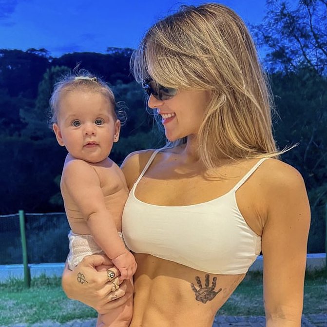 choquei's tweet photo. 🚨FAMOSOS: Viih Tube explica por que não mostra o rosto da filha e cita Virgínia: 

“Não quero que a Lua passe pelo que a Virginia passou com a Maria Flor. O povo começou a falar mal de um bebê que é a coisa mais linda do mundo. Falando de aparência. Ela e Zé Felipe passaram por um nervoso, não deve ter sido fácil. As pessoas são muito maldosas”.