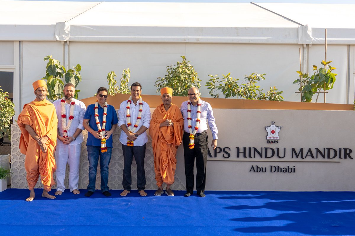 AbuDhabiMandir's tweet photo. Honored to welcome @akshaykumar and @vashubhagnani to witness the #AbuDhabiMandir climb to the skies. @akshaykumar said, ‘Love can move mountains. You are creating history. It is a dream of dreams” #MandirInUAE #helpcrafthistory #GiveHarmonyAHand https://t.co/okrW2RdIOv