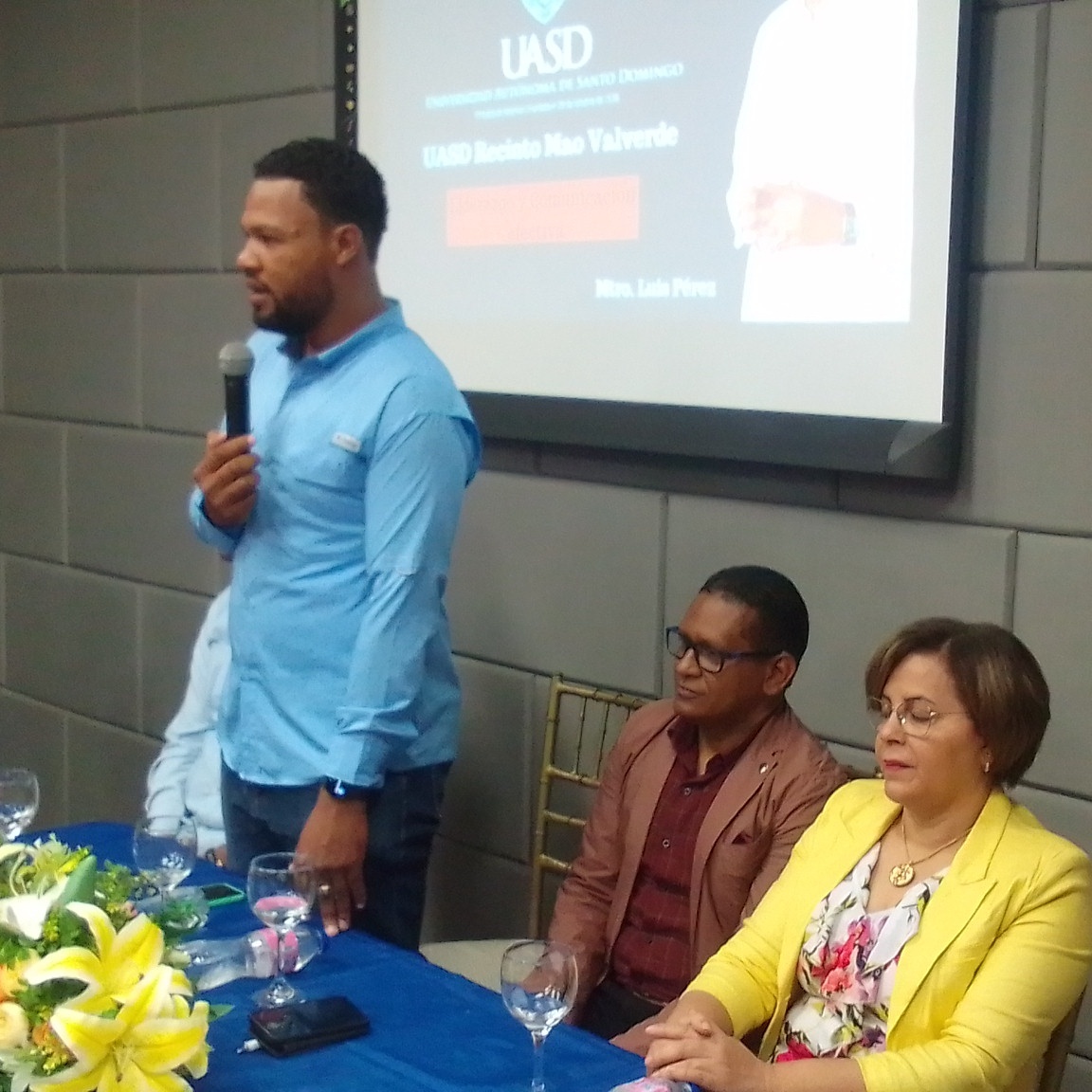 uasdcentromao1's tweet photo. Palabras de Bryan Fernández, presidente del SNTP, filial Valverde, a los Reporteros y Periodistas asistentes al Curso-Taller Liderazgo y Comunicación impartido por el Mtro. Luis Pérez, Director de Relaciones Públicas de la @UniversidadUASD  
#44aniversariouasdcentromao https://t.co/gNv1v4To92