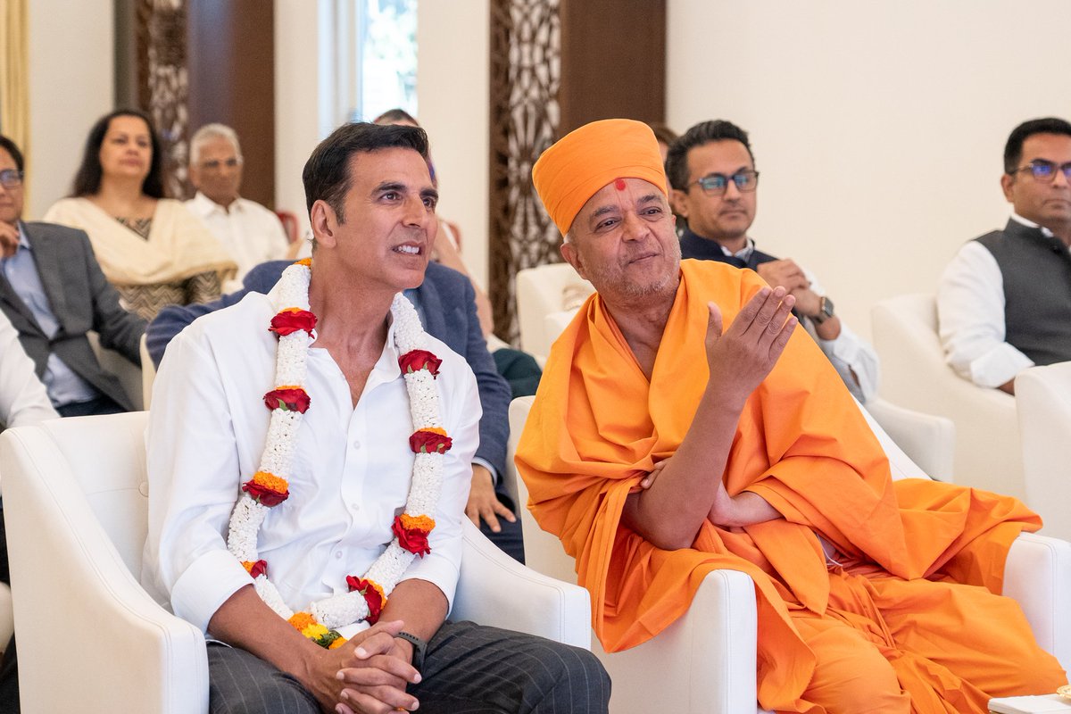 AbuDhabiMandir's tweet photo. Honored to welcome @akshaykumar and @vashubhagnani to witness the #AbuDhabiMandir climb to the skies. @akshaykumar said, ‘Love can move mountains. You are creating history. It is a dream of dreams” #MandirInUAE #helpcrafthistory #GiveHarmonyAHand https://t.co/okrW2RdIOv