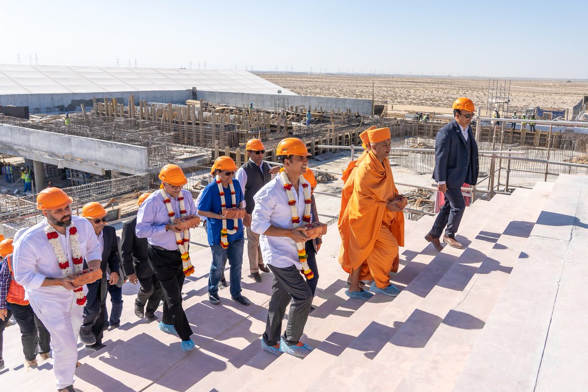 AbuDhabiMandir's tweet photo. Honored to welcome @akshaykumar and @vashubhagnani to witness the #AbuDhabiMandir climb to the skies. @akshaykumar said, ‘Love can move mountains. You are creating history. It is a dream of dreams” #MandirInUAE #helpcrafthistory #GiveHarmonyAHand https://t.co/okrW2RdIOv