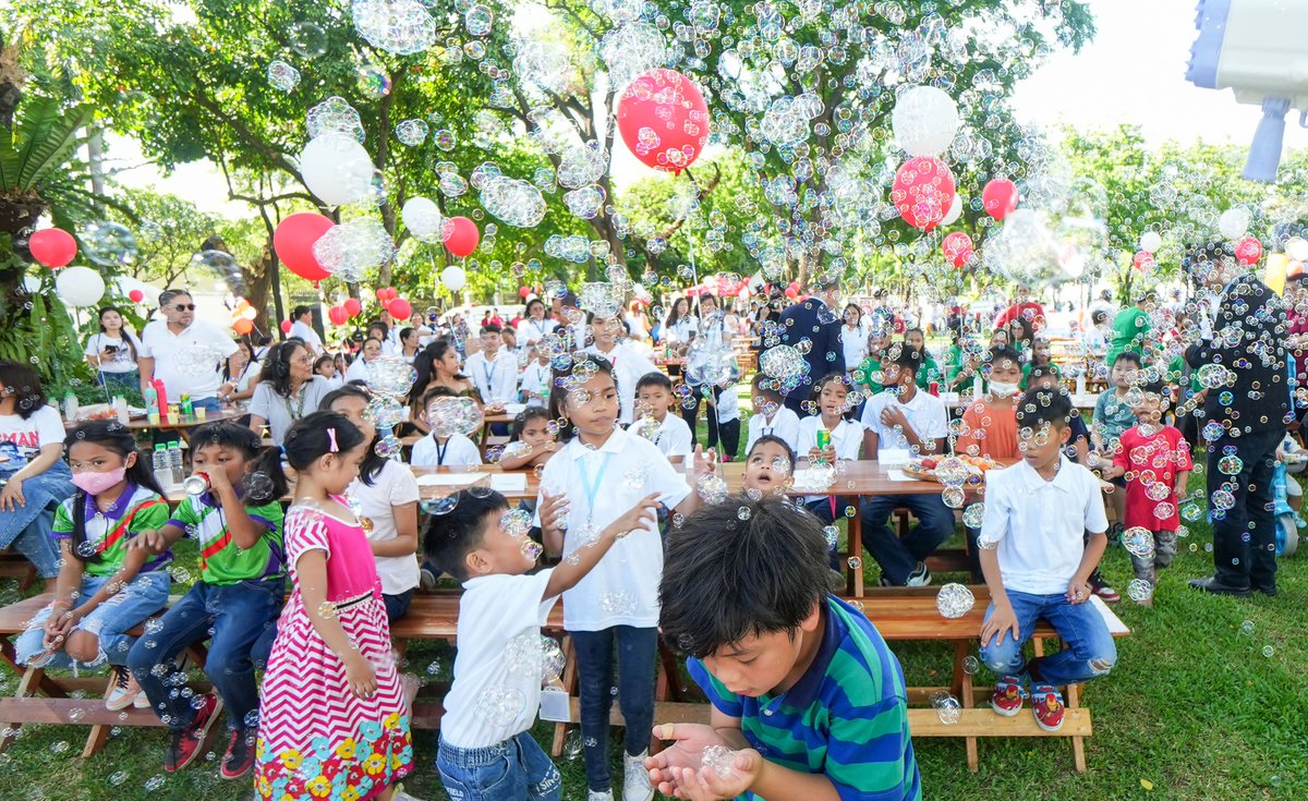 Upang makapaghatid ng ligaya sa mga kabataan, isang masayang Sports Day sa Malacañang ang inihandog ng ating First Lady Liza Marcos!

Ito ay pinaunlakan ng Basketball Hall of Famer na si <a href="/YaoMing/">Yao Ming</a> at Boxing World Champion na ating kaibigang si <a href="/MannyPacquiao/">Manny Pacquiao</a>. Nagsilbi rin itong