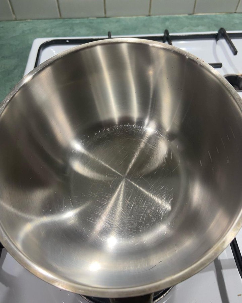 barkeeperfriend's tweet photo. If you need a sign to clean your mixing bowls, this is it! Jayde used the cookware cleanser to remove rust built up on this metal bowl, and the shine is all the proof we need! 🤩✨🧽🥣🥄 #KitchenKleanup https://t.co/c26VJIAGxo