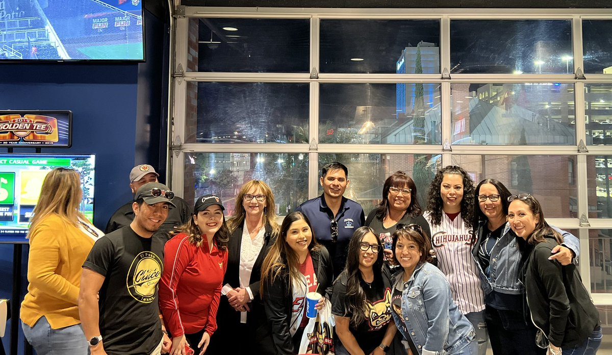 yirigo_'s tweet image. We enjoyed a great night of baseball ⚾️ with our @SRidge_MS teachers and their families at the SISD Night at the Chihuahuas! #TeamSISD #SRMSHasCourage #GeneralsConquer