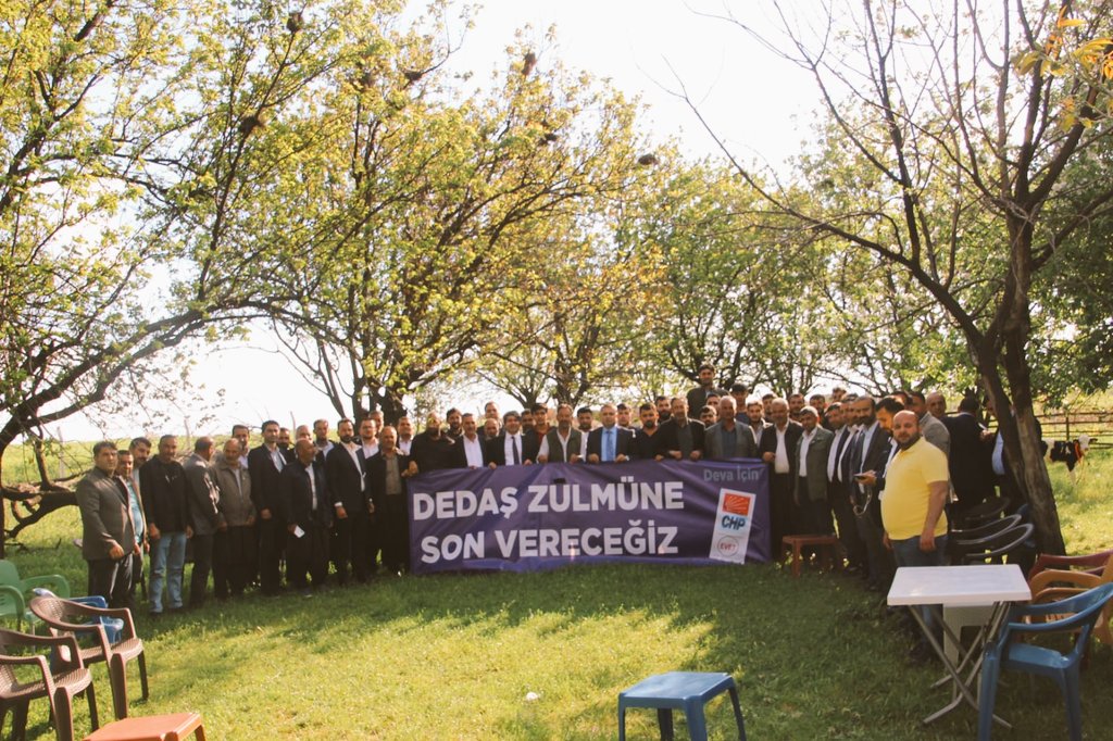 AbdulazizAslan's tweet photo. Hilvan kırsal köylerde gençleri unutanlar var 
Biz unutmadık gençlerin emeğine sahip çıkacağz.
Çiftçilik yapan gençler #Dedas zulmünden kurtulmak için milletvekili adayı sn @AvAhmetTuysuz e bir oy @kilicdarogluk a Bir oy @herkesicinCHP ye sözü verdi.
@avibrahimhaydin @adematmani https://t.co/ukDCeFyaaE