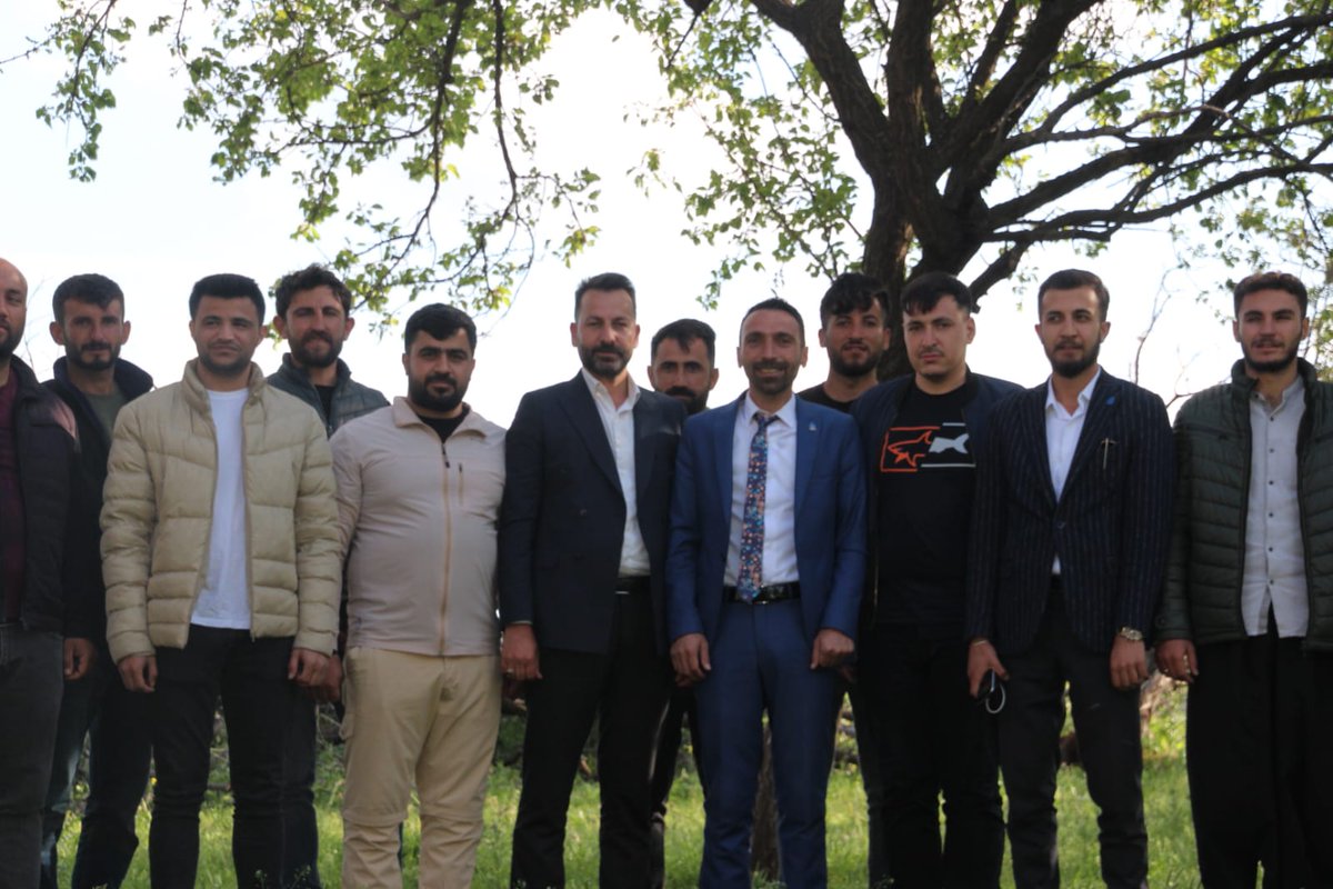 AbdulazizAslan's tweet photo. Hilvan kırsal köylerde gençleri unutanlar var 
Biz unutmadık gençlerin emeğine sahip çıkacağz.
Çiftçilik yapan gençler #Dedas zulmünden kurtulmak için milletvekili adayı sn @AvAhmetTuysuz e bir oy @kilicdarogluk a Bir oy @herkesicinCHP ye sözü verdi.
@avibrahimhaydin @adematmani https://t.co/ukDCeFyaaE