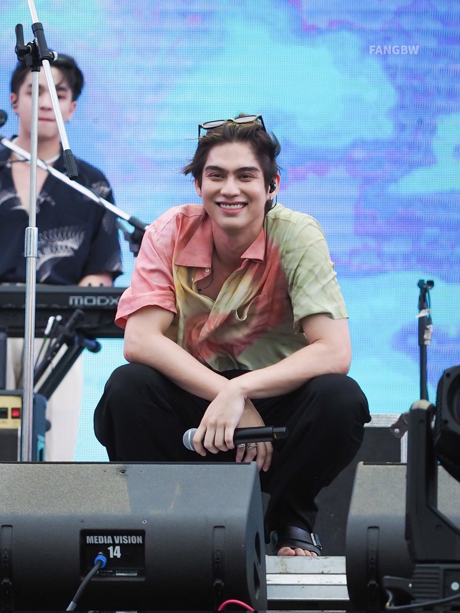 bvcxn_'s tweet photo. ทุกครั้งที่เห็นเขามีความสุขพร้อมรอยยิ้มกว้างๆตาเป็นสระอิแบบนี้ เรามีคำถามในหัวเสมอเลยว่าคนเป็นแฟนคลับแบบเรามันต้องการอะไรจากศิลปินว่ะ ถ้าไม่ใช่ต้องการเห็นเขามีความสุขแบบนี้อ่ะ อาจจะไม่ต้องมีความสุขสุดๆทุกวันก็ได้ แต่ขอให้มีรอยยิ้มและไม่มีฝนตกในใจแกก็พอ 🖤 @bbrightvc

#bbrightvc https://t.co/TuD9ymYl4D