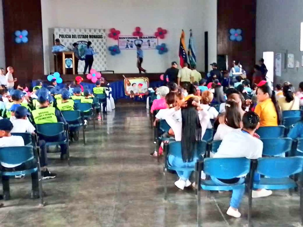 polimonagas2's tweet photo. #29Abr En el marco de la Gran Misión Cuadrantes de Paz que impulsan el Min @CeballosIchaso1 y el Gob @ErnestoLunaPsuv este viernes el SPC de PoliMonagas se desplegó en los mcpios Maturín, Caripe y Sotillo.
@Visipol_MIJP https://t.co/QO30XeKcig