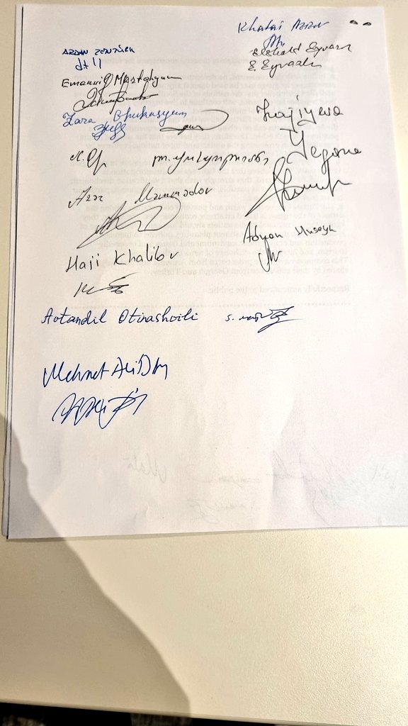 Ve gurur ve onur veren bir final... Azerbaycan ve Ermenistan gazetecileri Güney Kafkasya'da barışa katkı sunan 9 maddelik bir ortak metin üzerinde anlaştılar. Türkiye ve Gürcistan gazetecileri ile birlikte  <a href="/KGK_GJC/">Küresel Gazeteciler Konseyi</a> olarak biz de imza koyduk. Metin yarın kamuoyuyla paylaşılacak.