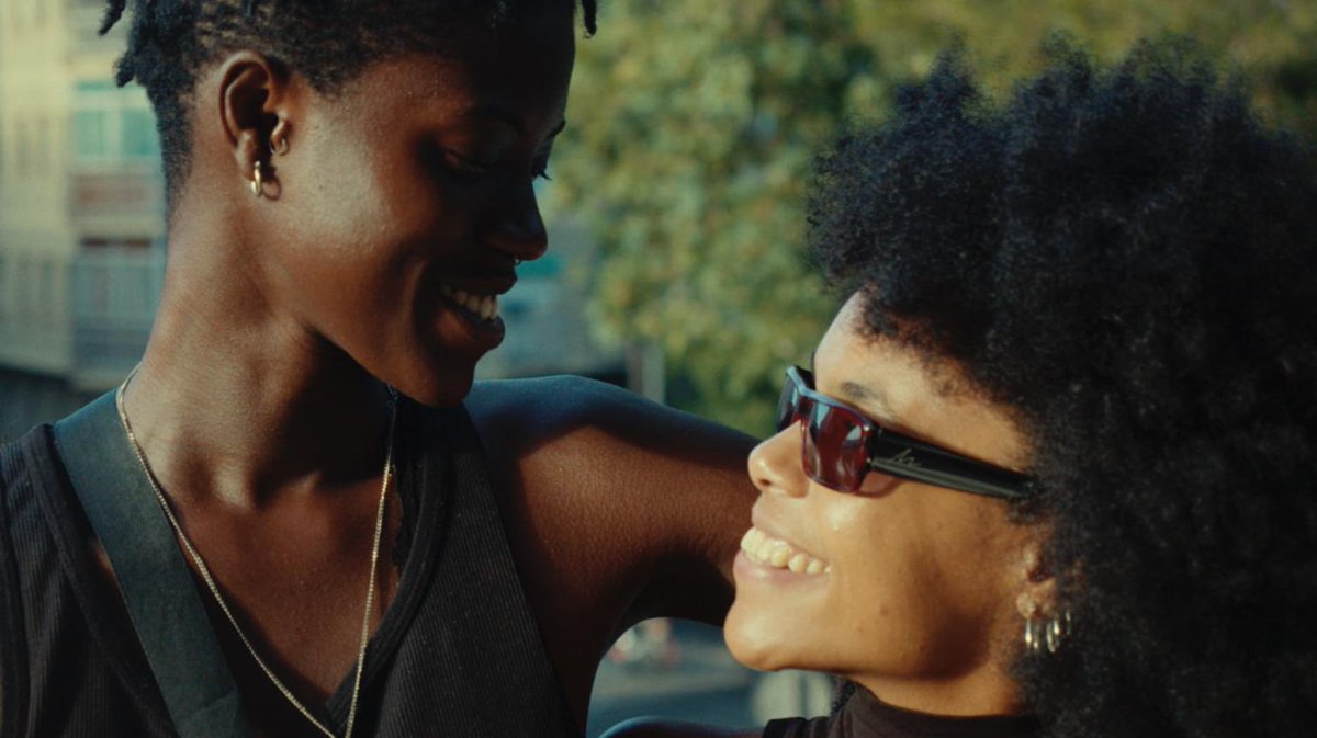 Akelarre feminista en @CinetecaMadrid: el documental #Alteritats, de @alba_cros y @norahaddad_, es un retrato profundo y bello de vivencias lesbianas en toda su diversidad.
La proyección ha sido pura celebración de una comunidad que por fin encuentra referentes en la pantalla 💐