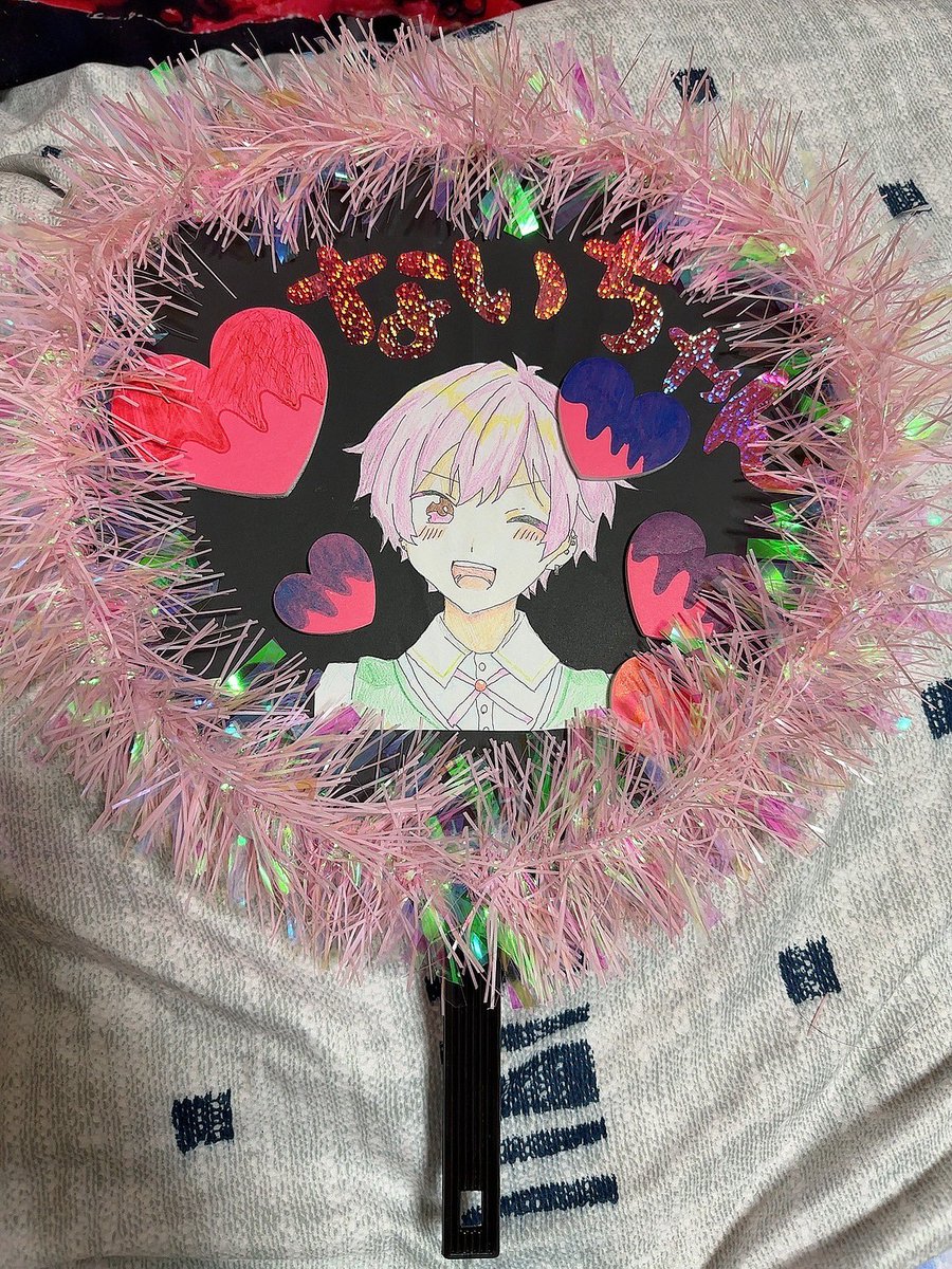 bibi_next's tweet photo. ジムから帰っても休ませてくれず、娘の推しのうちわの飾り付けをせっせと作らされています。www
絵は自分で描いたらしい ⸜❤︎⸝‍

明日は両国でライブです( •̀ᴗ•́ )و

#いれいす 
#聞いてよないこくん https://t.co/yOcjNSwOwE