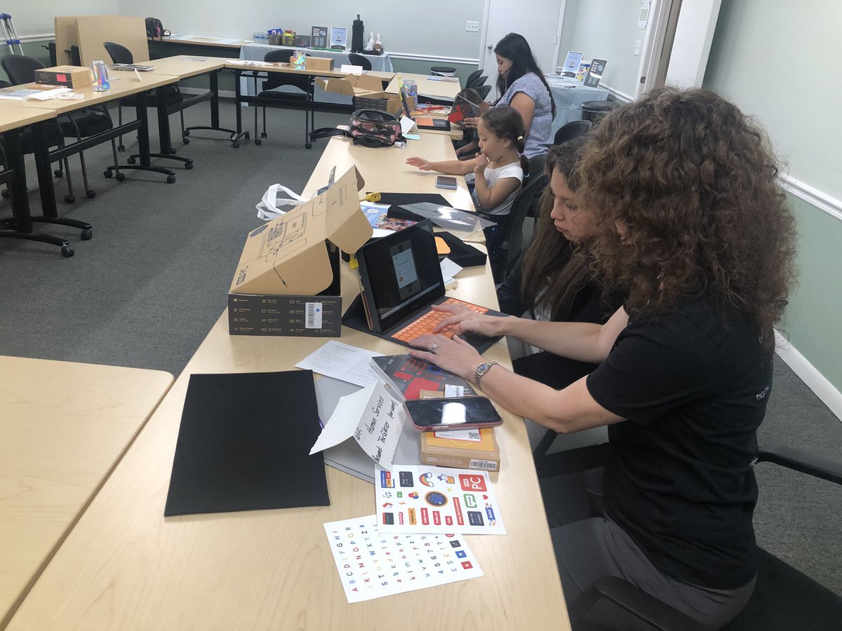 RachelPloss's tweet photo. This morning it’s all about #BuildCodeGo! with @MMartConsult helping families learn how to build their own computer and basic coding skills. They’ll get to take both the computer and the skills they learn home with them as a part of #SuncoastRemakeDays 💻 @SuncoastCGLR https://t.co/lv7Pu3RFTU