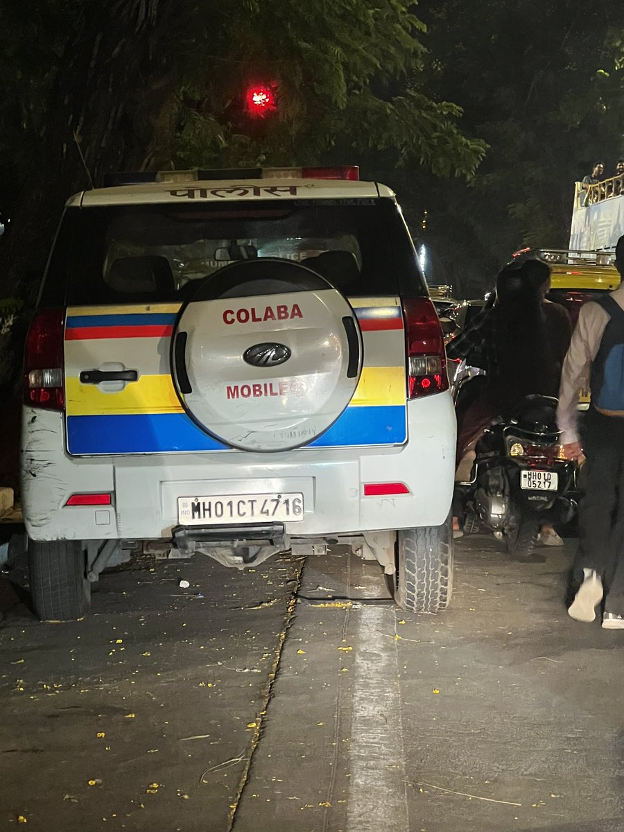 nekzaad's tweet image. If it’s not a consulate car blocking an entire lane on an arterial road into and out of #Colaba, it’s a @MumbaiPolice vehicle, inspite of having a full compound to park next door. This is how one manufactured traffic in Mumbai @CPMumbaiPolice @MTPHereToHelp Electric House Colaba