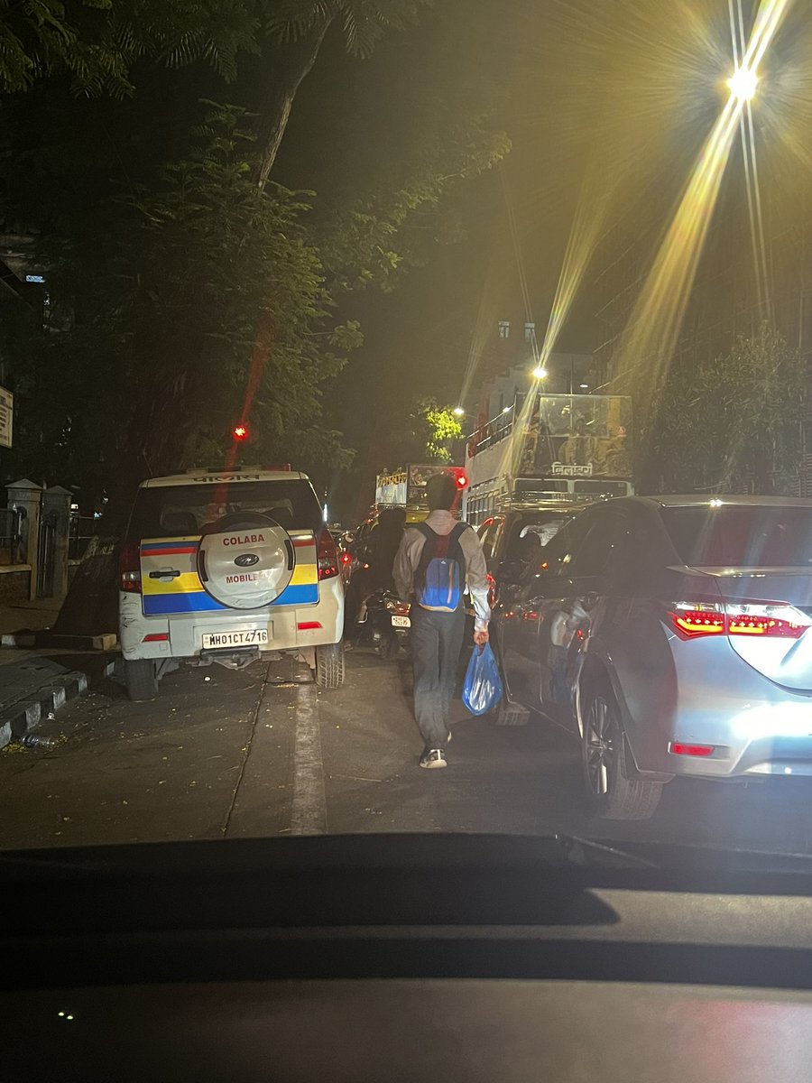 nekzaad's tweet image. If it’s not a consulate car blocking an entire lane on an arterial road into and out of #Colaba, it’s a @MumbaiPolice vehicle, inspite of having a full compound to park next door. This is how one manufactured traffic in Mumbai @CPMumbaiPolice @MTPHereToHelp Electric House Colaba