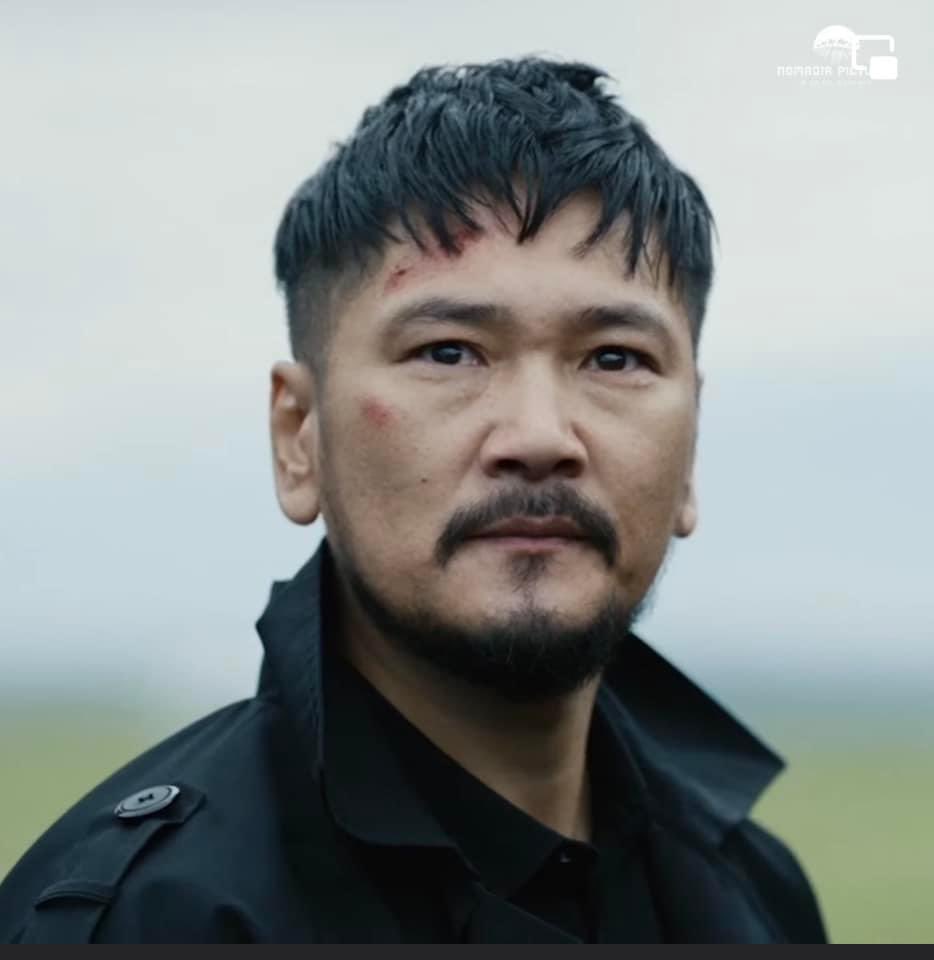 С.Ариунбямба гээд жүжигчнийг тв-ээр элдэв рекламанд тоглож, лайваар бараа зарж байхыг ч үзсэнгүй, нам засаг ч пялдагадаж байхыг харсангүй, нэвтрүүлэг дамжиж попорч байсангүй.

Чухамхүү эдүгээ цагийн монгол эрийн дүрийг гайхалтай дүрсэлж буй авьяаслаг жүжигчин мөнөөсөө мөн билээ.