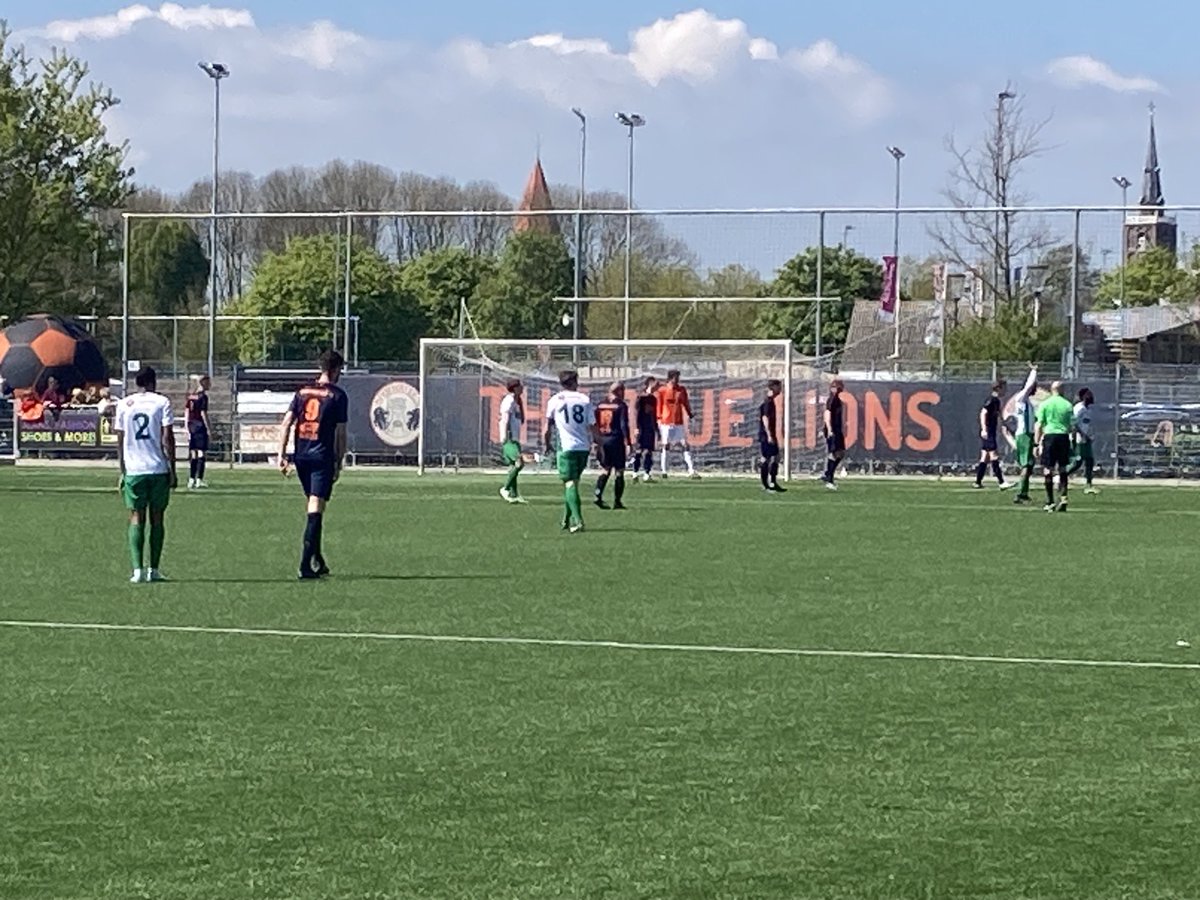 MichielGroot74's tweet photo. Wedstrijd 50 (2023) @Montfoortsv19 wint in de laatste minuut van @vvHBOK 2-1 en houdt zicht op de bovenste plaats in de 1e klasse zaterdag A. #groundhopping #montfoort #HBOK https://t.co/N8GcOMudBa