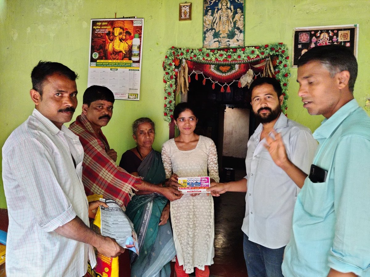 RishendraMahar's tweet photo. Name of the campaign:- Door to Door Guarantee card and Home Convincing
Name of the Assembly:- Mudigere
Place:- Halasinakatte booth halluvali , kalasa
#YouthJodoBoothJodo 
#DoortoDoorIYCKarnataka
@IYC @Allavaru @srinivasiyc @Cocopadhi @Buntyshelke_inc https://t.co/qynacUQslZ