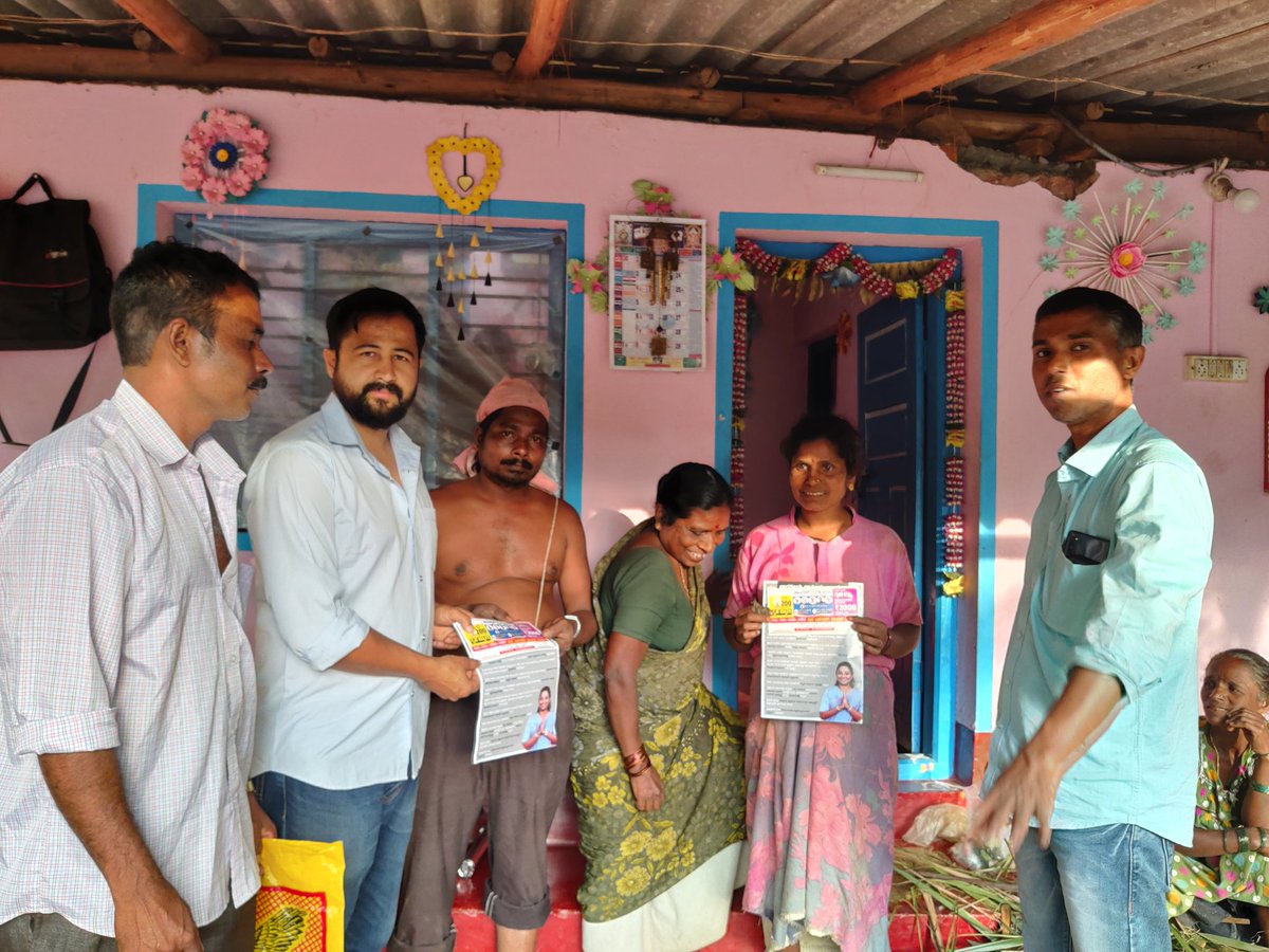 RishendraMahar's tweet photo. Name of the campaign:- Door to Door Guarantee card and Home Convincing
Name of the Assembly:- Mudigere
Place:- Halasinakatte booth halluvali , kalasa
#YouthJodoBoothJodo 
#DoortoDoorIYCKarnataka
@IYC @Allavaru @srinivasiyc @Cocopadhi @Buntyshelke_inc https://t.co/qynacUQslZ