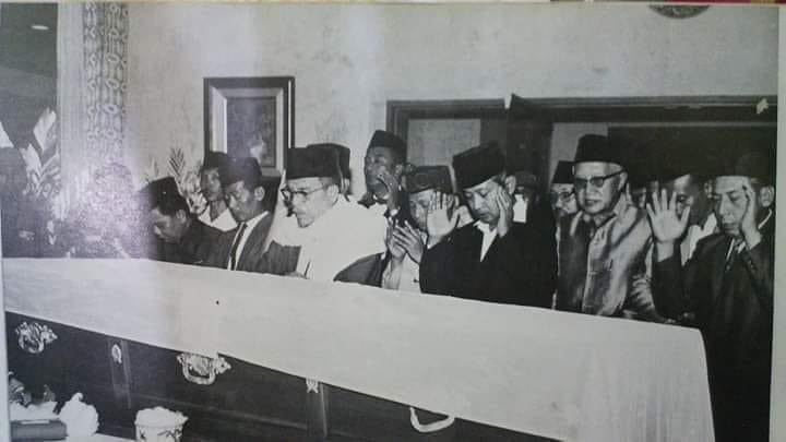 budhihermanto's tweet photo. 27 Januari 1964, Buya Hamka ditangkap &amp; dipenjarakan dgn tuduhan subersif terhadap Bung Karno serta dianggap pro Malaysia. 2 tahun 4 bulan Buya ditahan tanpa proses hukum. Disanalah beliau menulis Tafsir al-Azhar. Namun saat Soekarno wafat, beliaulah yg memimpin sholat jenazah. https://t.co/GmZbANXmTx