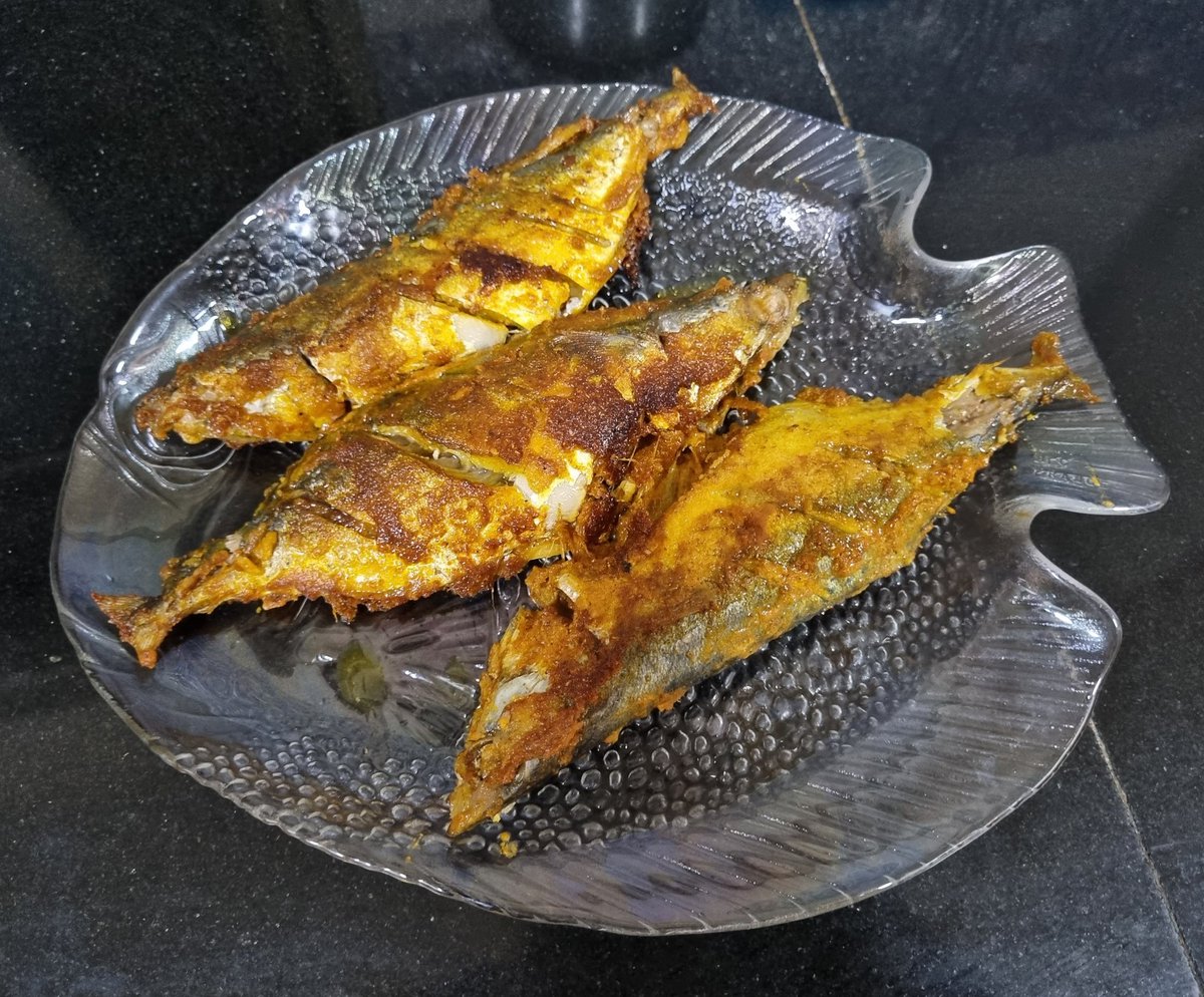 gauripokhariyal's tweet image. Fishy dinner tonite for @Pokhy
#bangadafry #mackerel #friedfish #dinner