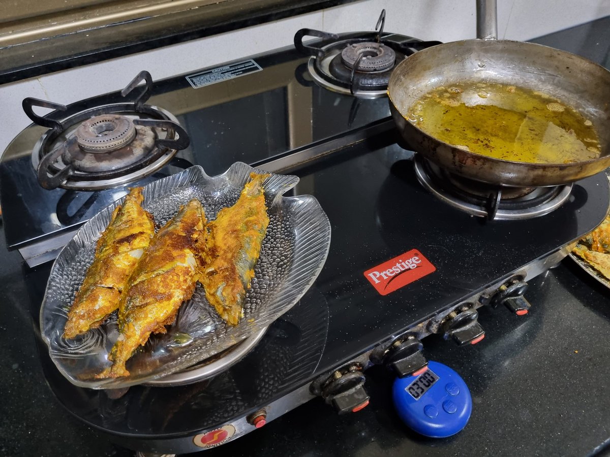 gauripokhariyal's tweet image. Fishy dinner tonite for @Pokhy
#bangadafry #mackerel #friedfish #dinner