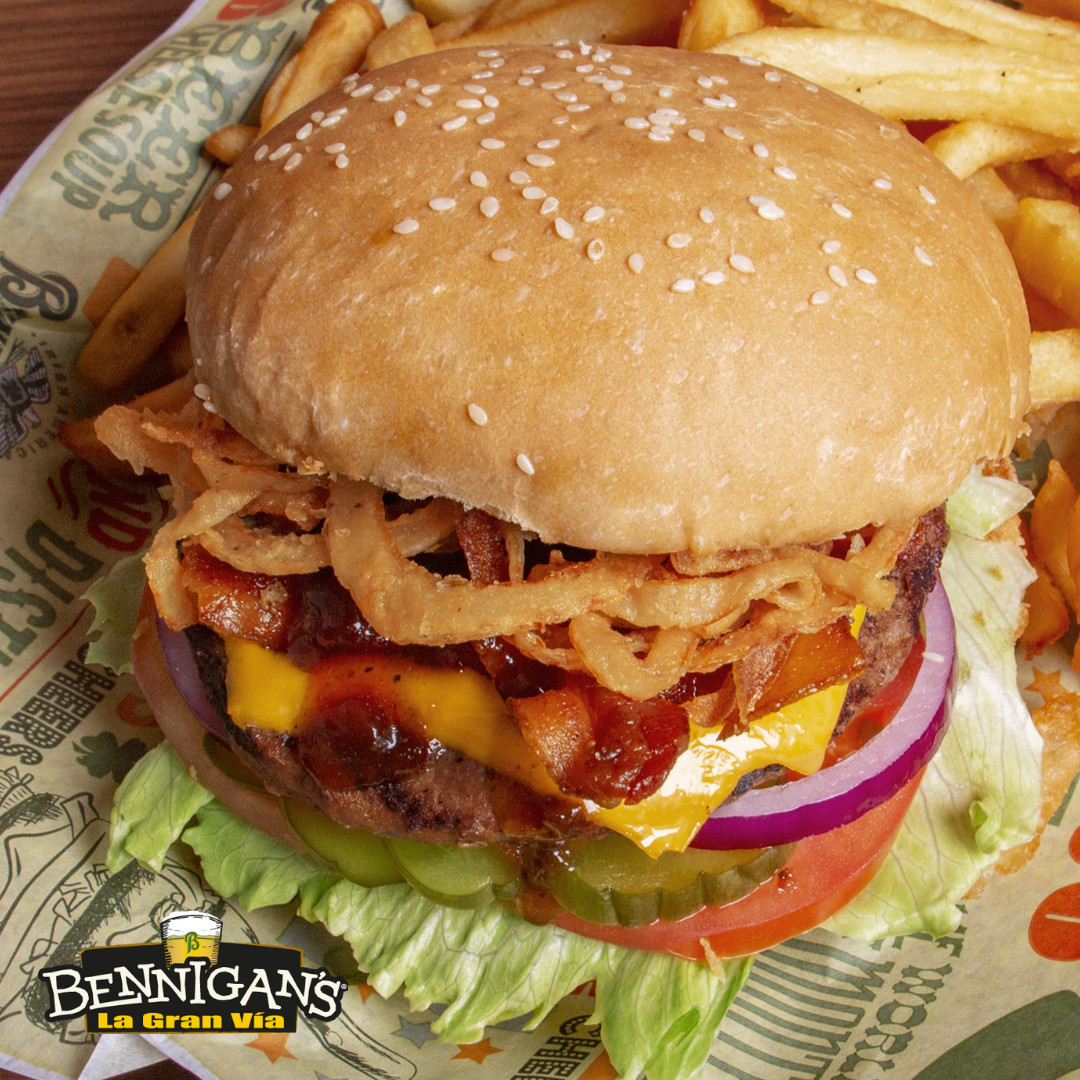 Bennigans_SV's tweet photo. Buscas las mejores burgers y sabes que en Bennigan's las puedes encontrar🍔🍀, Te esperamos 🍀✨🌴

Estamos ubicados en centro comercial La Gran Vía📍✨ https://t.co/SEbos0ikHG