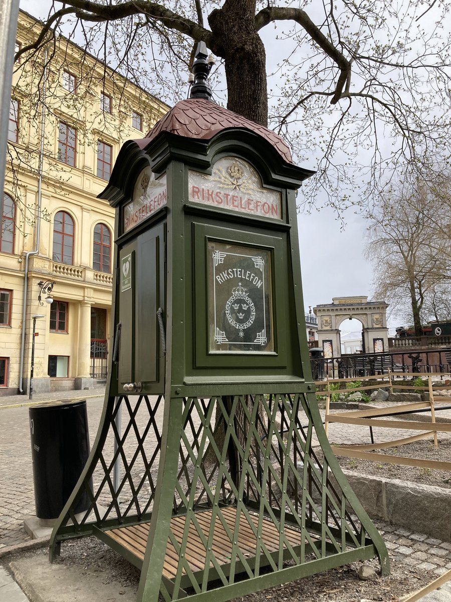 kim_kahn's tweet photo. Oud en slim hergebruikt!
#InStockholm
#Rikstelefon wordt #AED
#Telefooncelkrijgtnieuwefunctie
#treintrip https://t.co/UQsnDRWafL