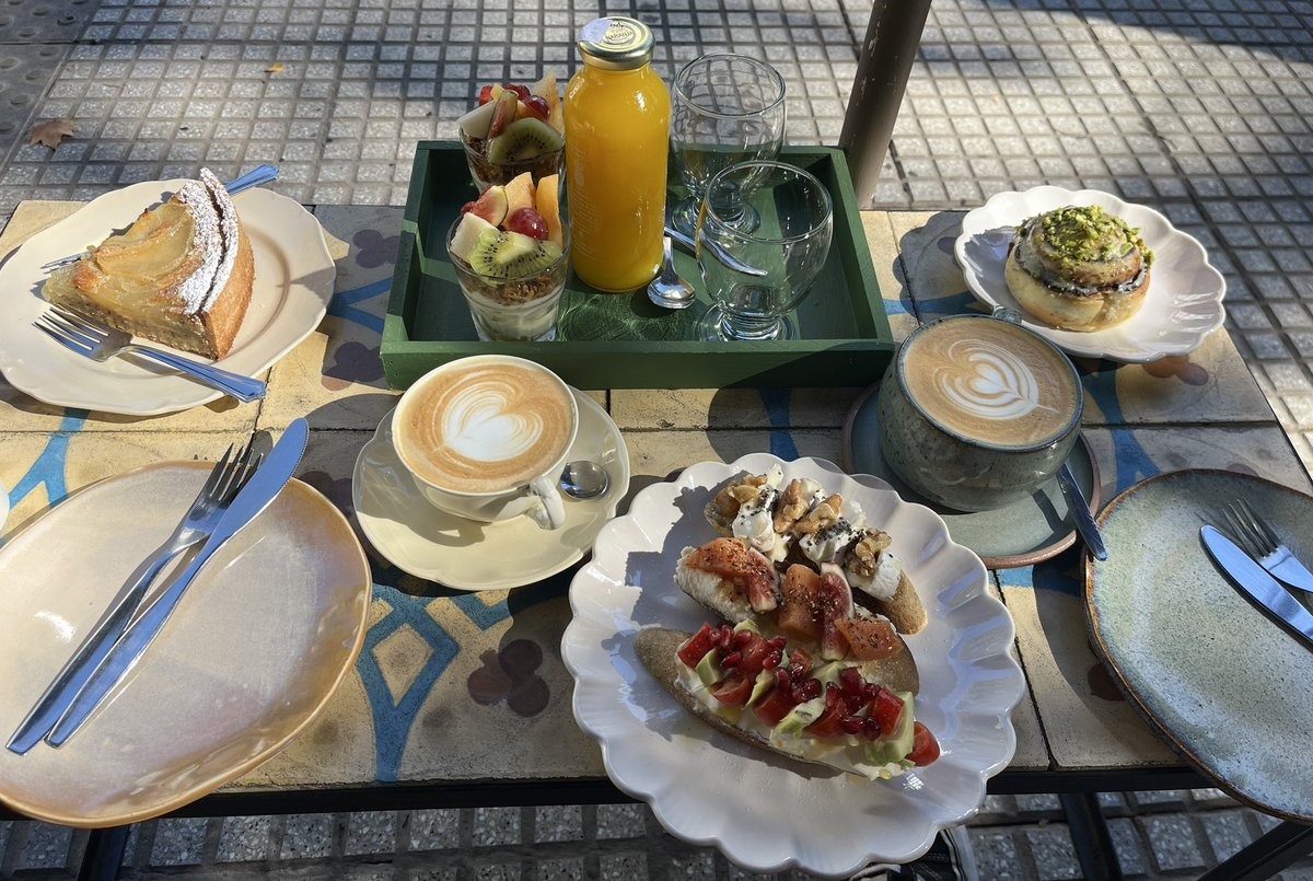 Todo muy rico pero el día que venga a un café de especialidad y ME DEN EL CAFÉ CALIENTE dejo 100 dólares de propina.