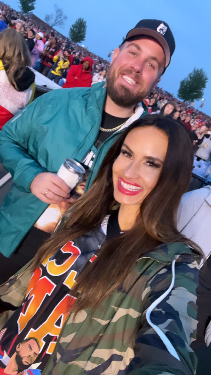 JillianC_arroll's tweet photo. KELCE JAM DELIVERED @TechN9ne @rickross305 were ๐ฅ๐ฅ@AzuraAmp @KelceJam #kc #nfldraftweekend https://t.co/EU6bHHV8w4