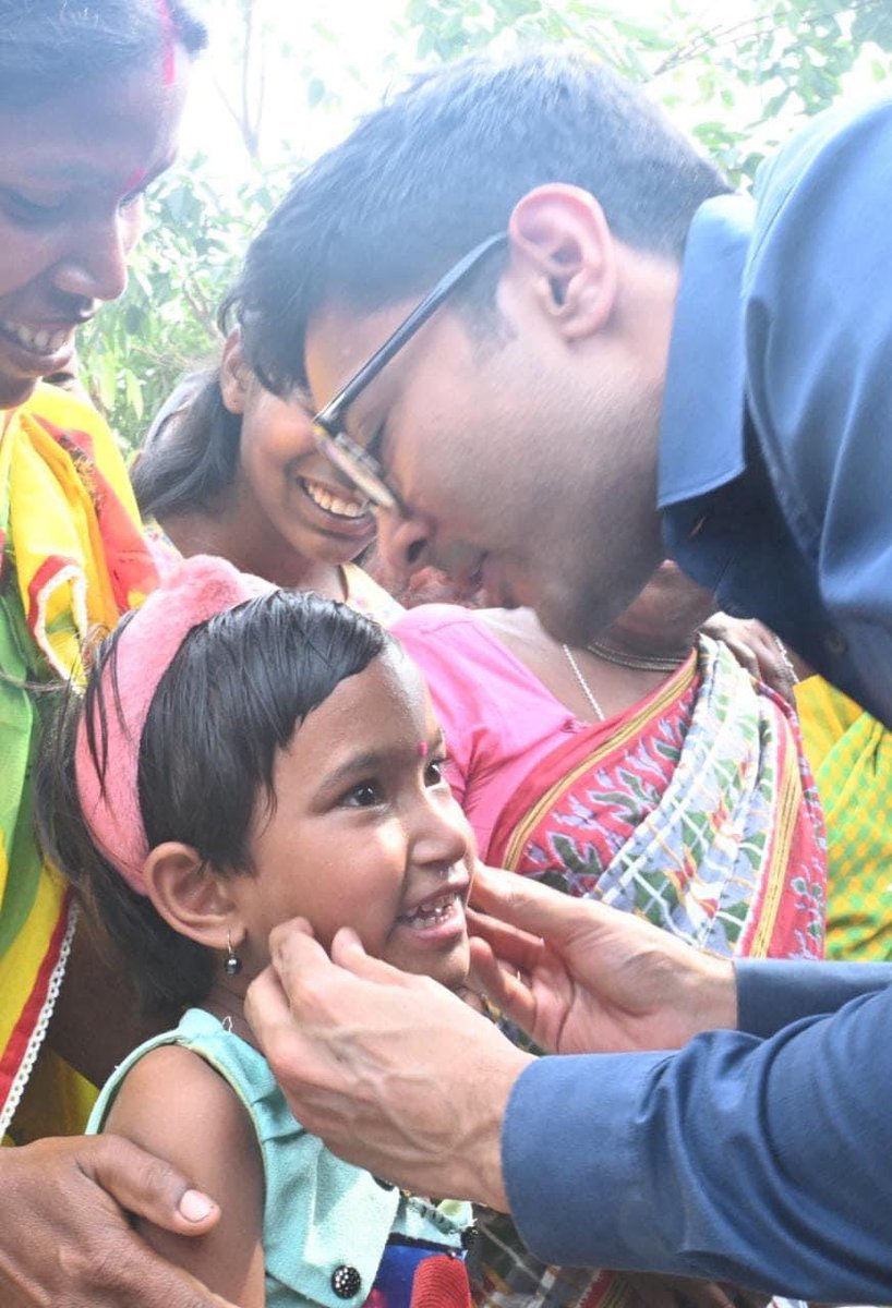 Kalyan_AITC's tweet photo. জনগণের নেতা @abhishekaitc 
#TrinamooleNaboJowar
#অভিষেক_ব্যানার্জি_জিন্দাবাদ https://t.co/dlM189njmH