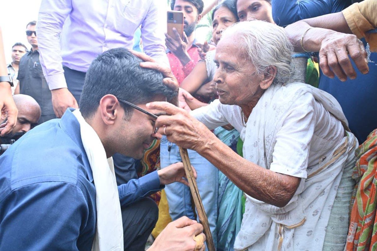 Kalyan_AITC's tweet photo. জনগণের নেতা @abhishekaitc 
#TrinamooleNaboJowar
#অভিষেক_ব্যানার্জি_জিন্দাবাদ https://t.co/dlM189njmH