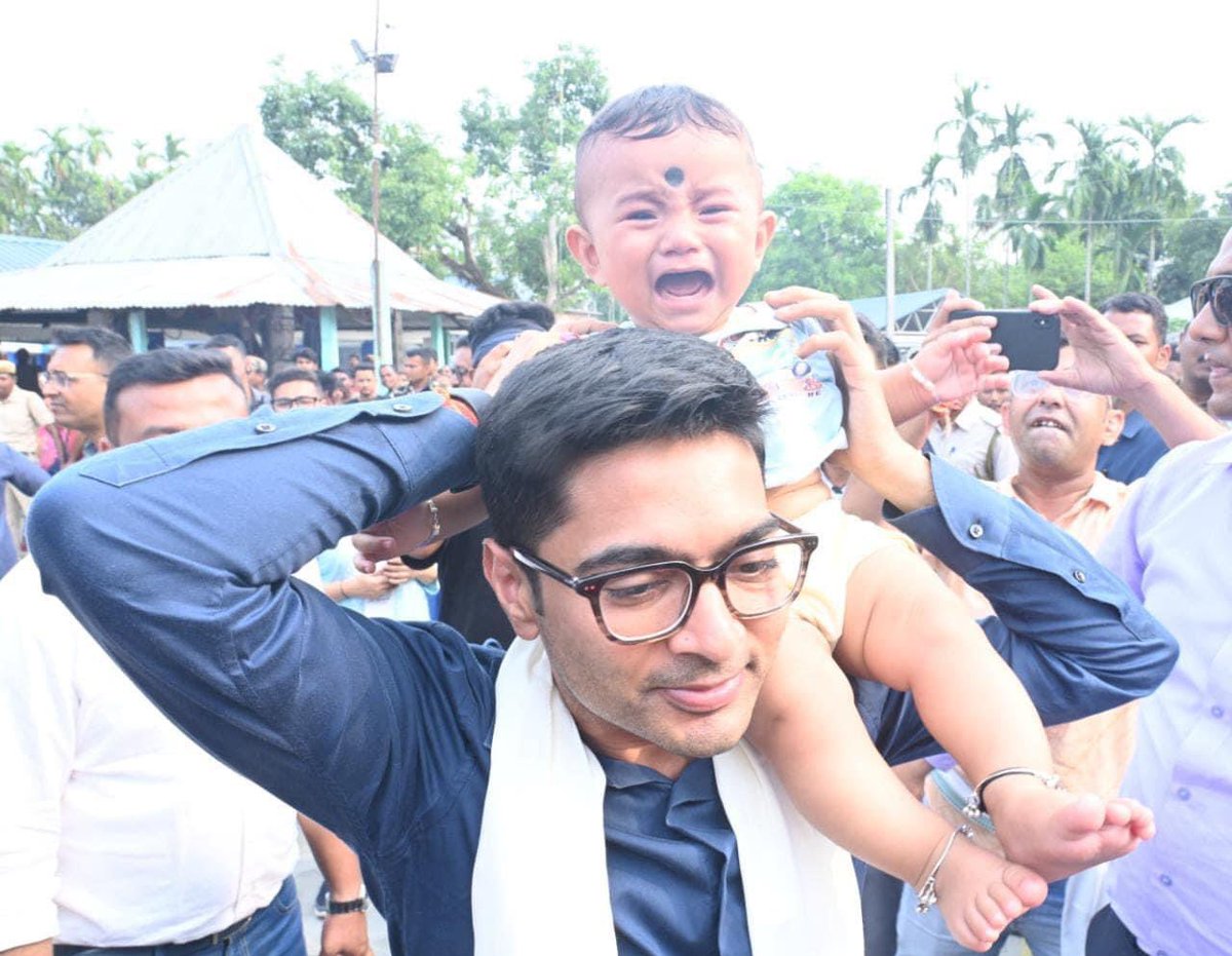Kalyan_AITC's tweet photo. জনগণের নেতা @abhishekaitc 
#TrinamooleNaboJowar
#অভিষেক_ব্যানার্জি_জিন্দাবাদ https://t.co/dlM189njmH
