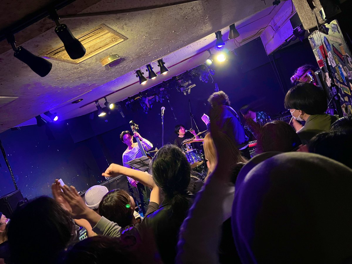 SmilySoncial's tweet photo. LABCRY in 難波ベアーズ
ぎゅうぎゅうに詰まった会場
18年ぶりのライヴ
伝説のバンドと頭の中で勝手に位置づけしてた存在
初めて観れて、めちゃくちゃかっこよかった
奇跡の時間を過ごしてたのか
とても気持ち良い余韻がずっと続いてます
#ラブクライ
#LABCRY https://t.co/ibDOnkoEwK