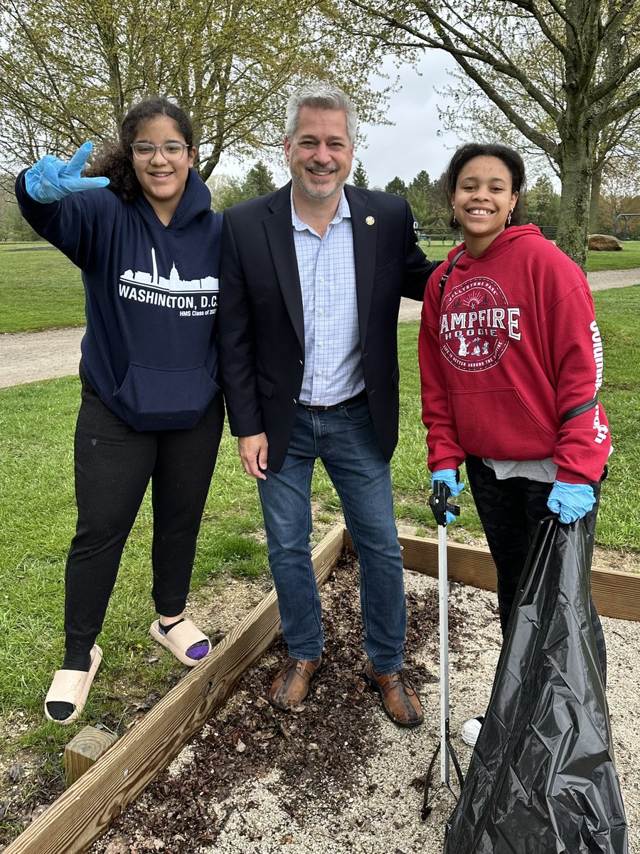 HMS Builders Club made a difference at Hudson Springs Park! 🛝🪻🌳 So many stopped to thank us for cleaning up the park! 💕 Thank you @CityofHudsonOH for the supplies! Huge bonus … we got to meet Mayor @JeffAnzevino too! 🤝🏼 #BuildingLeaders #SmallButMightyGroup #WhatsYourImpact