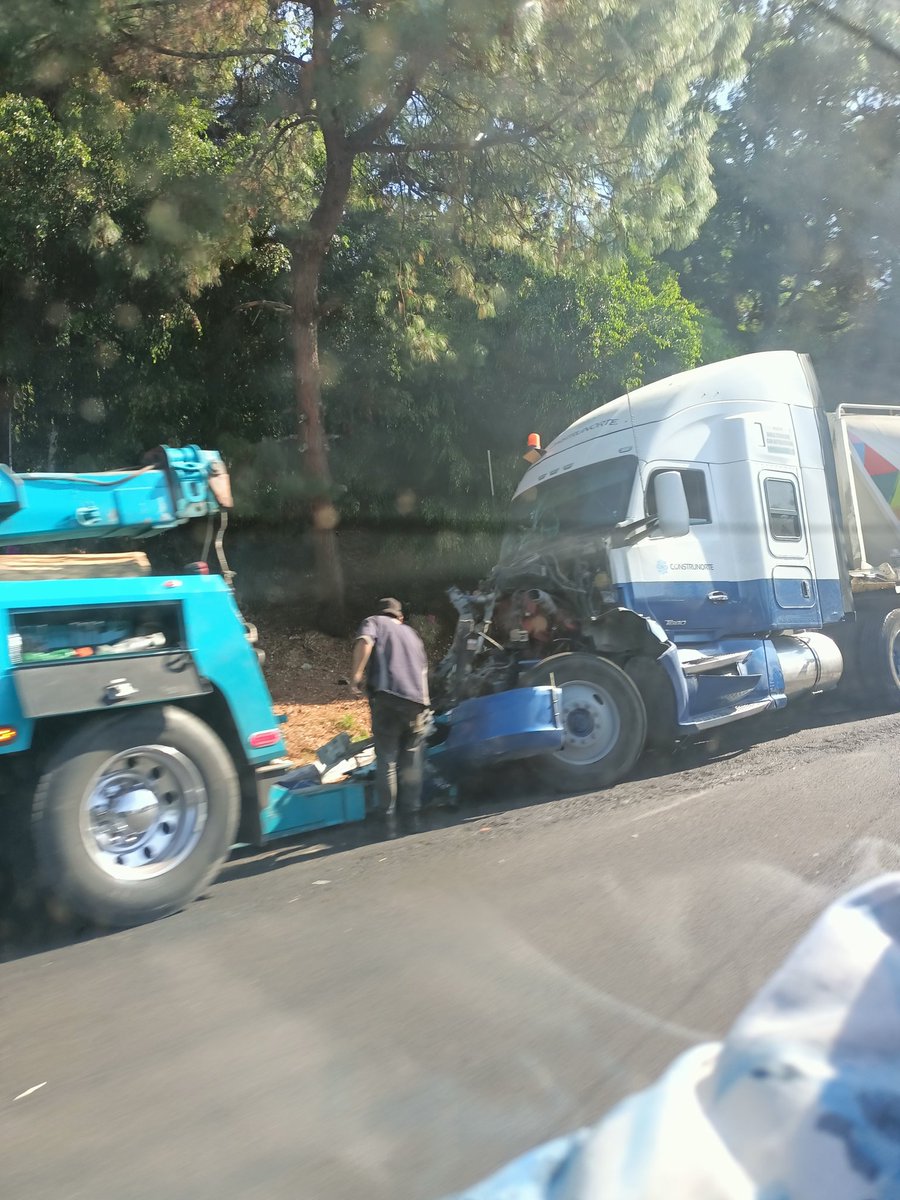 Accidente en la carretera México-Cuernavaca, circulación a vuelta de rueda.
Tráiler choca con muro, y unos metros atrás choque de camión de pasajeros con vehículo particular 
#choque 
#AccidenteVial 
#mexicocuerna