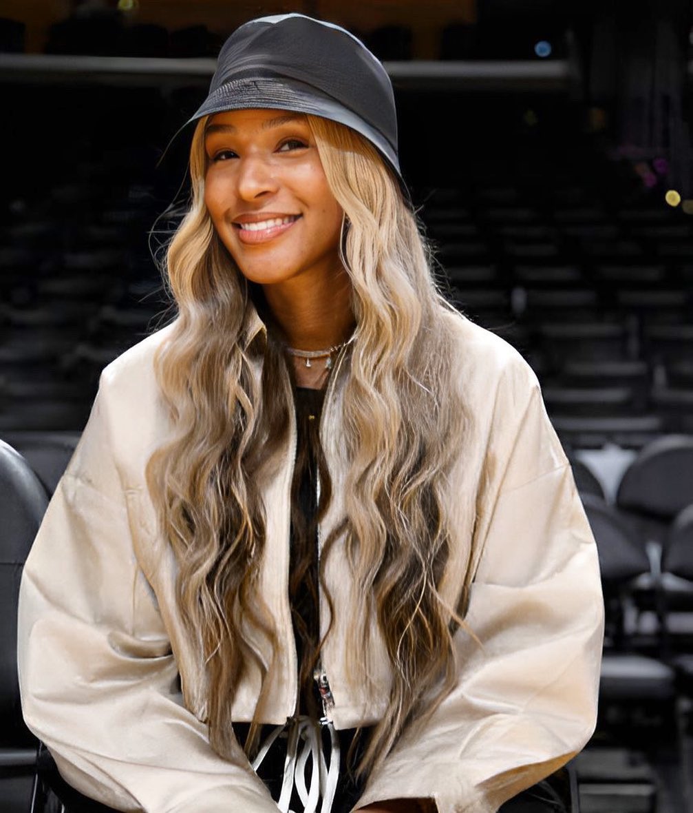 Bronupdates's tweet image. Savannah James at Game 6 last night 😍