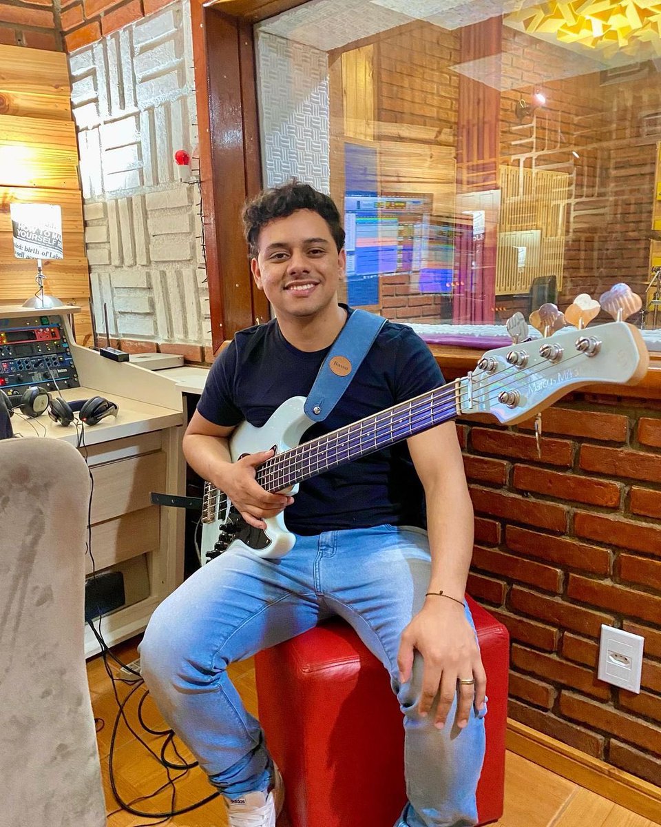 sireusaofficial's tweet photo. What is the best way to break in and enjoy your new Sire gear? Play it in all of your upcoming gigs! Check out available Sire gears now at our dealers near your area.
#JoyOfMusic #SireV3 #MarcusMiller #SolidSire #SireEverywhere
Thanks to @cleytinhomuniz (IG) ๐ท https://t.co/xznOWtOV8S