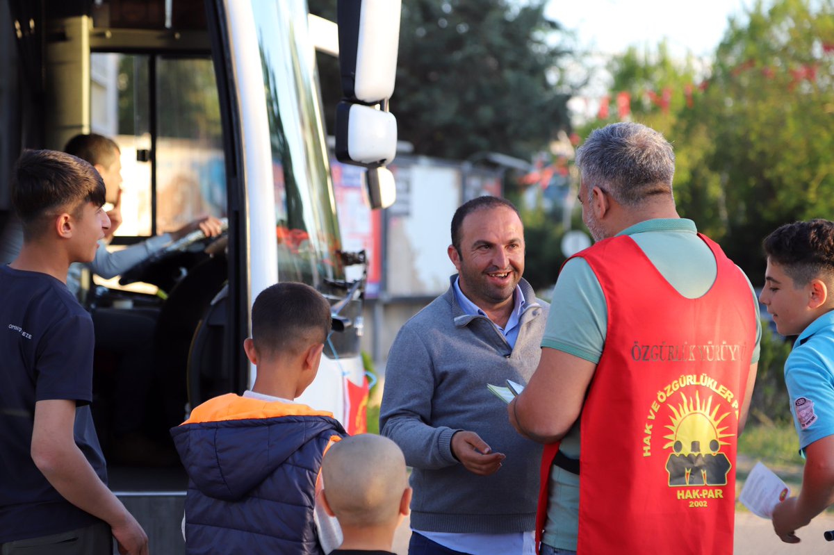 HAK_PAR's tweet photo. ”MEŞA AZADIYÊ’’ ya HAK-PARê LI AMEDÊ YE

Şandeya HAK-PARê li bajarê Amedê bi gel re dan û stendın kirin, di nav gel de li ser siyaseta HAK-PARÊ ya hilbijartinê de agahî dan, belavok û broşur belav kirin. 
Spas ji gelê Amedê re!
Partiya Maf û Azadiyan
Buroya Çapemeniyê ya HAK-PARê
***

HAK-PAR' ın 'Özgürlük Yürüyüşü' Diyarbakır'da. 

Diyarbakır'da halk ile buluşan partili heyet HAK-PAR'ın seçim politikası üzerine bilgilendirme yaptılar ve bildiri dağıttılar 

Diyarbakır  halkına ilgisinden dolayı teşekkür ederiz.

26.04.2023

#hakpar #amed #seçim2023 #federasyon #anadildeeğitim #kürtçe #kurdi