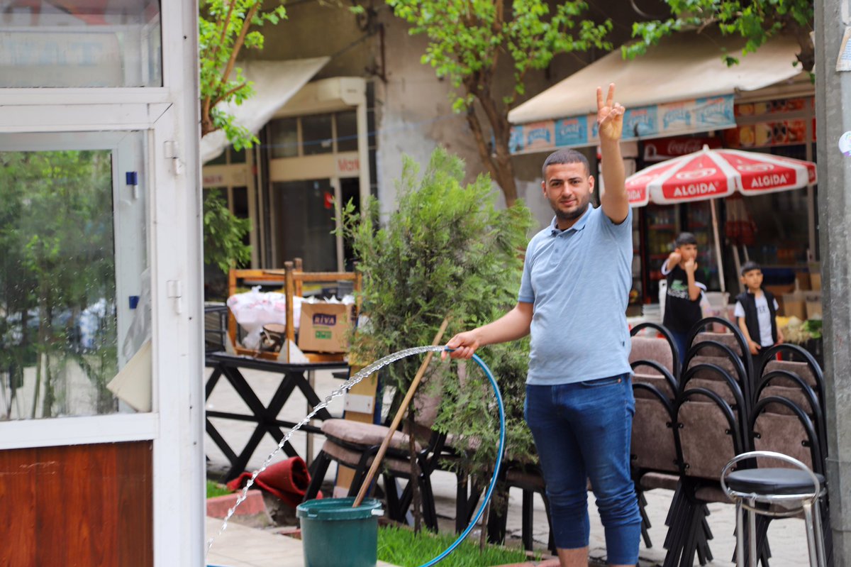 HAK_PAR's tweet photo. ”MEŞA AZADIYÊ’’ ya HAK-PARê LI AMEDÊ YE

Şandeya HAK-PARê li bajarê Amedê bi gel re dan û stendın kirin, di nav gel de li ser siyaseta HAK-PARÊ ya hilbijartinê de agahî dan, belavok û broşur belav kirin. 
Spas ji gelê Amedê re!
Partiya Maf û Azadiyan
Buroya Çapemeniyê ya HAK-PARê
***

HAK-PAR' ın 'Özgürlük Yürüyüşü' Diyarbakır'da. 

Diyarbakır'da halk ile buluşan partili heyet HAK-PAR'ın seçim politikası üzerine bilgilendirme yaptılar ve bildiri dağıttılar 

Diyarbakır  halkına ilgisinden dolayı teşekkür ederiz.

26.04.2023

#hakpar #amed #seçim2023 #federasyon #anadildeeğitim #kürtçe #kurdi