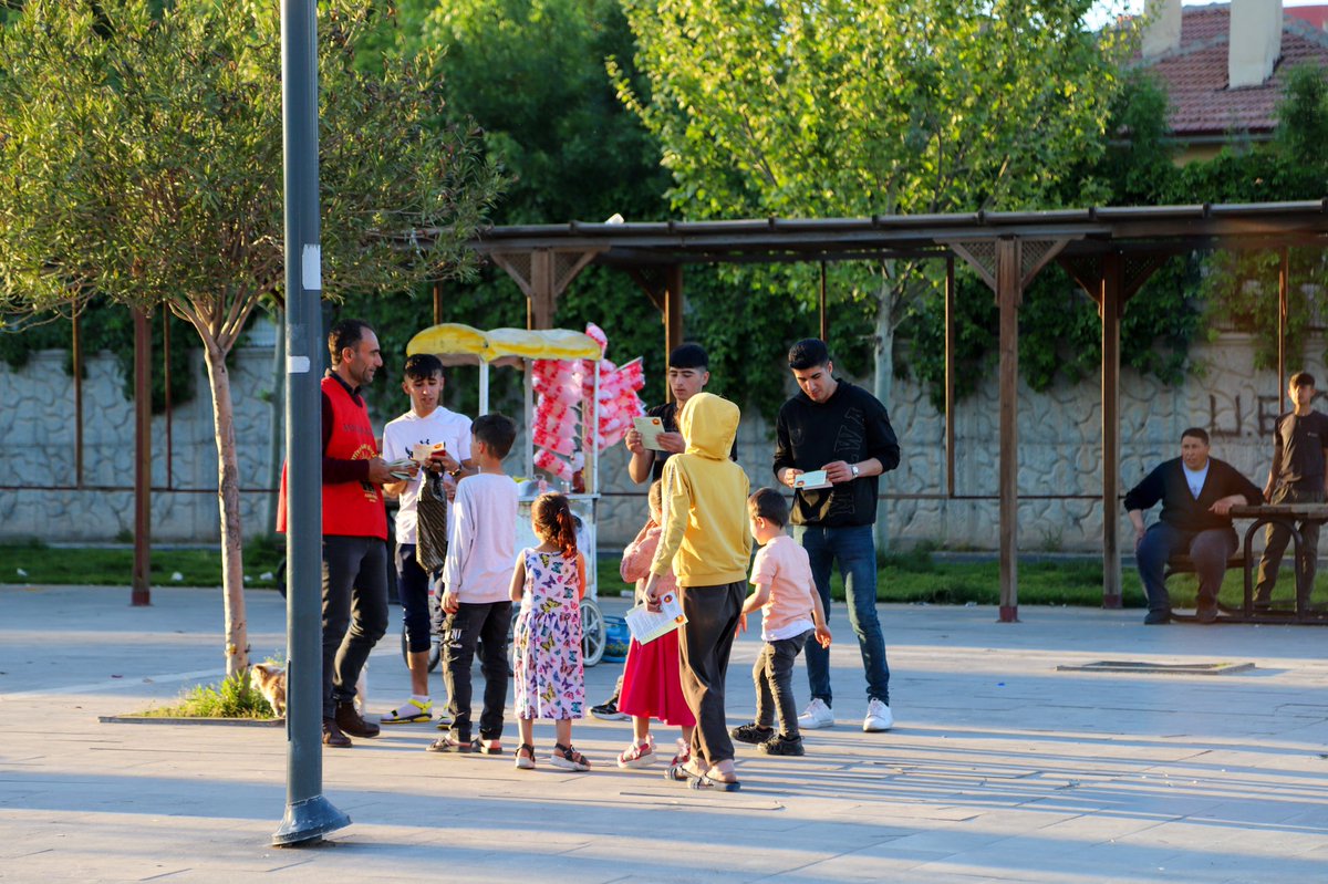 HAK_PAR's tweet photo. ”MEŞA AZADIYÊ’’ ya HAK-PARê LI AMEDÊ YE

Şandeya HAK-PARê li bajarê Amedê bi gel re dan û stendın kirin, di nav gel de li ser siyaseta HAK-PARÊ ya hilbijartinê de agahî dan, belavok û broşur belav kirin. 
Spas ji gelê Amedê re!
Partiya Maf û Azadiyan
Buroya Çapemeniyê ya HAK-PARê
***

HAK-PAR' ın 'Özgürlük Yürüyüşü' Diyarbakır'da. 

Diyarbakır'da halk ile buluşan partili heyet HAK-PAR'ın seçim politikası üzerine bilgilendirme yaptılar ve bildiri dağıttılar 

Diyarbakır  halkına ilgisinden dolayı teşekkür ederiz.

26.04.2023

#hakpar #amed #seçim2023 #federasyon #anadildeeğitim #kürtçe #kurdi