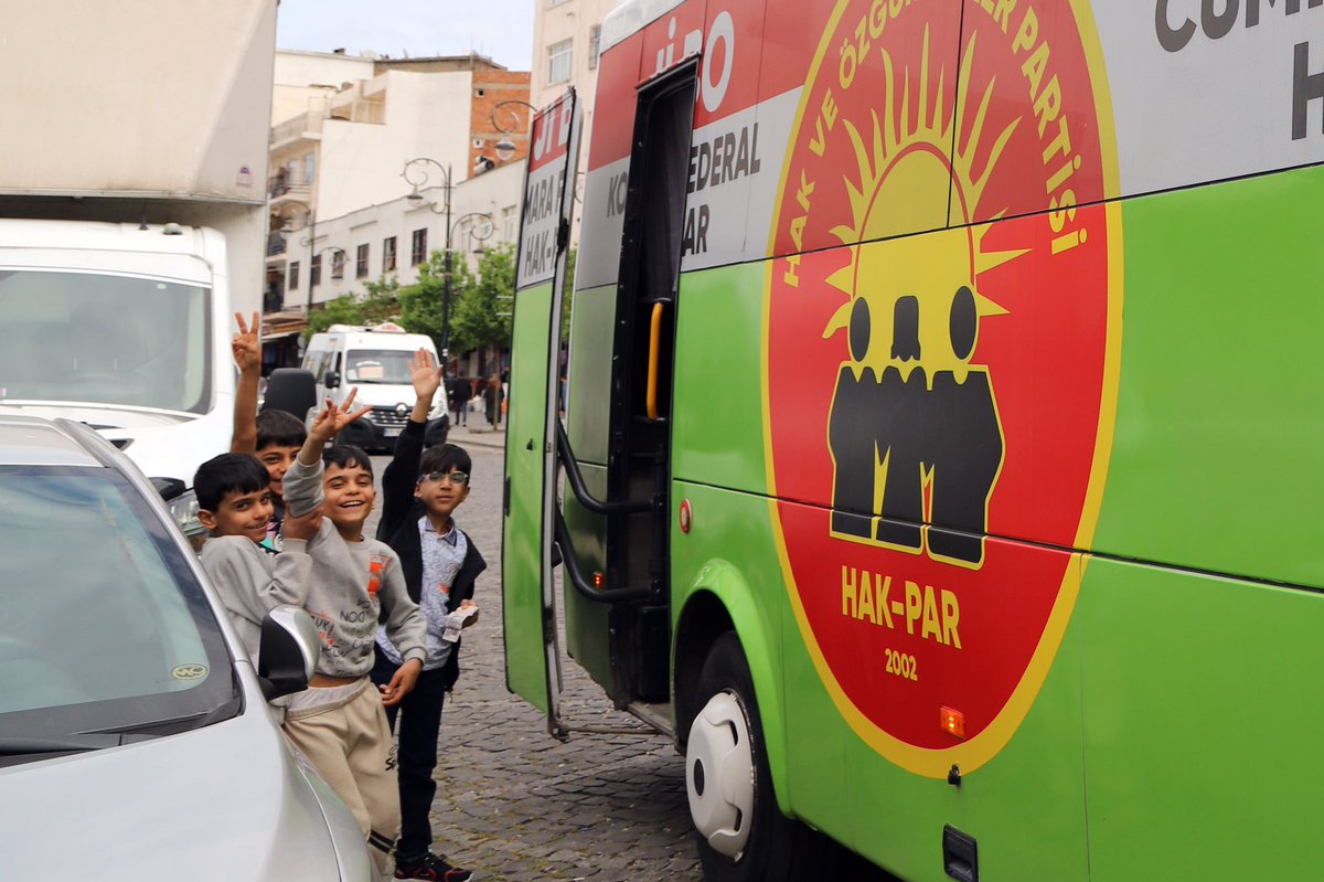 HAK_PAR's tweet photo. ”MEŞA AZADIYÊ’’ ya HAK-PARê LI AMEDÊ YE

Şandeya HAK-PARê li bajarê Amedê bi gel re dan û stendın kirin, di nav gel de li ser siyaseta HAK-PARÊ ya hilbijartinê de agahî dan, belavok û broşur belav kirin. 
Spas ji gelê Amedê re!
Partiya Maf û Azadiyan
Buroya Çapemeniyê ya HAK-PARê
***

HAK-PAR' ın 'Özgürlük Yürüyüşü' Diyarbakır'da. 

Diyarbakır'da halk ile buluşan partili heyet HAK-PAR'ın seçim politikası üzerine bilgilendirme yaptılar ve bildiri dağıttılar 

Diyarbakır  halkına ilgisinden dolayı teşekkür ederiz.

26.04.2023

#hakpar #amed #seçim2023 #federasyon #anadildeeğitim #kürtçe #kurdi