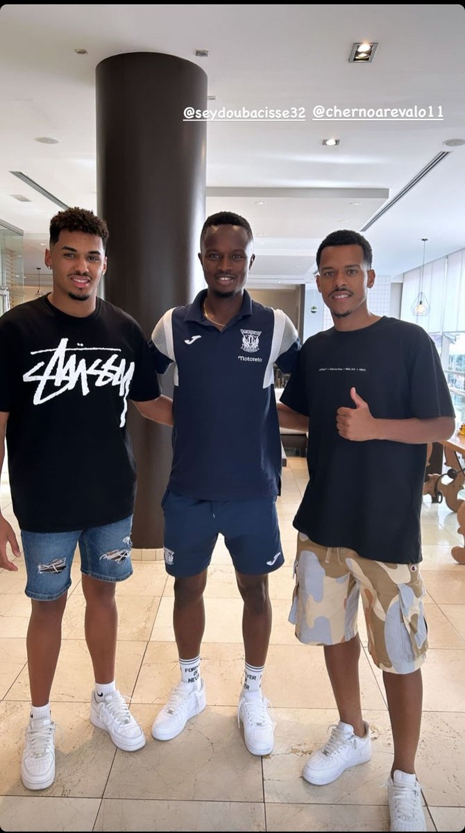 Joueurs_GN's tweet photo. 📸 | En déplacement avant le match face à Tenerife , Seydouba Cissé en a profité pour rendre visite a ses deux compatriotes Guinéens Ibrahima Barry et Thierno Barry 😍 , c'est la Guinée et le Syli qui nous unit ! @Cisse32s  🇬🇳🐘 https://t.co/y3CYeeoULr